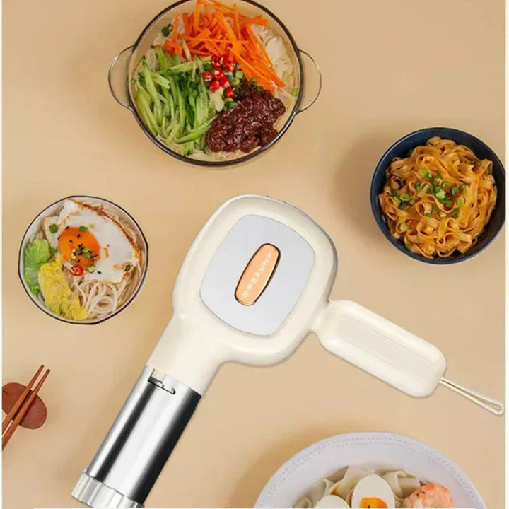Elektrischer Handmixer in Weiß, ideal für Küche, Backen, Kochen, mit Schüssel und Zutaten.