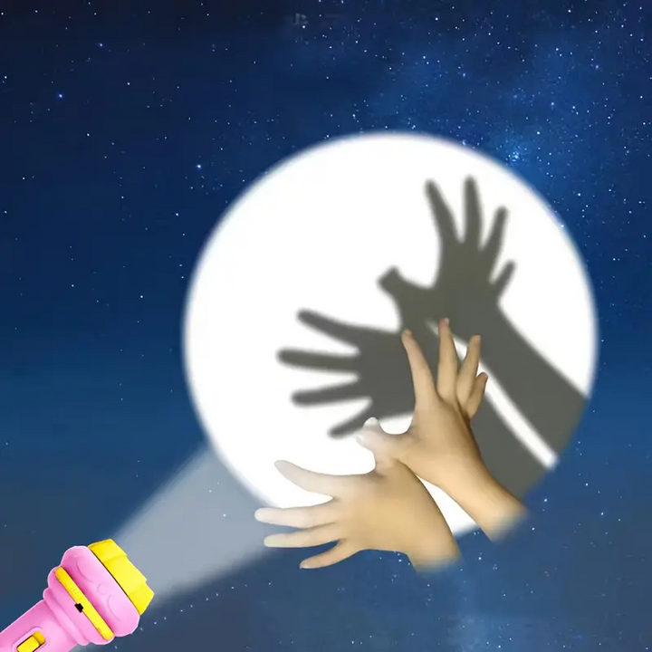 Spielzeug-Taschenlampe projiziert Hand-Schatten, rosa Gehäuse, Kinder-Nachtlicht, blauer Himmel.