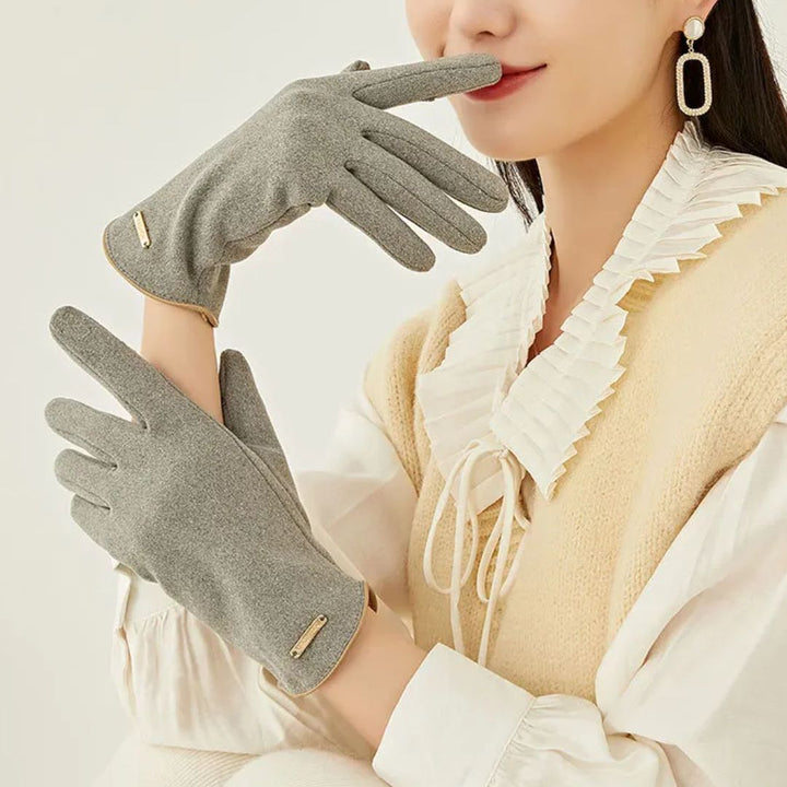 Frau trägt graue Damenhandschuhe aus Wolle, elegantes Design, Herbstmode Accessoire.