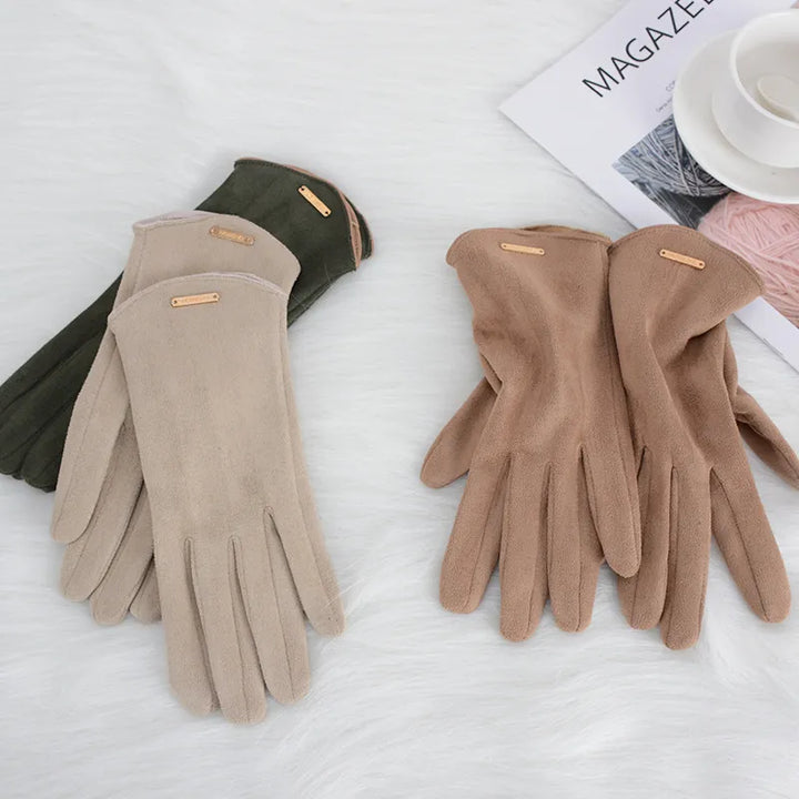 Damenhandschuhe aus Wildleder in Beige und Braun auf weißem Hintergrund, stilvoll und elegant.