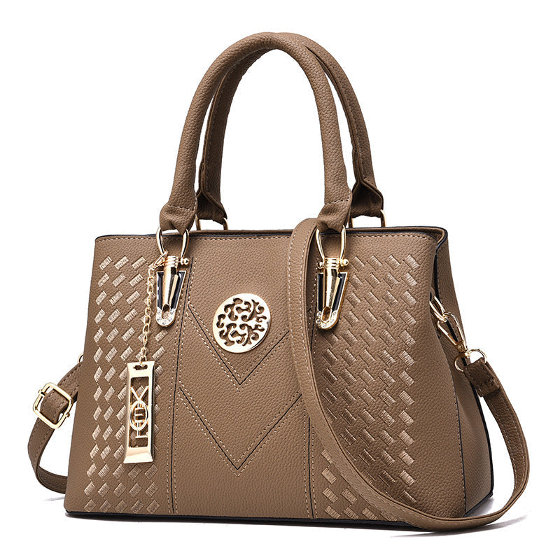 Braune Damenhandtasche aus Leder mit goldenen Details und Schulterriemen.