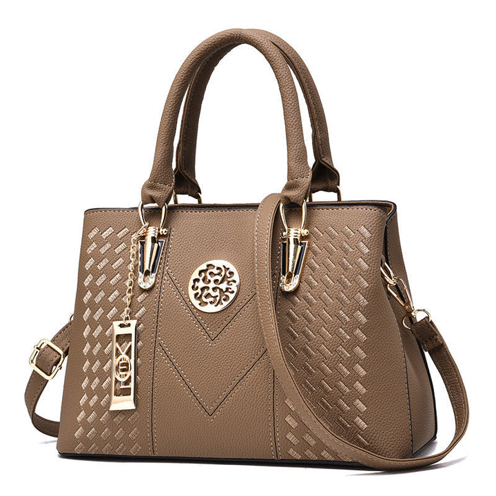 Braune Damenhandtasche aus Leder mit goldenen Details und Schulterriemen.