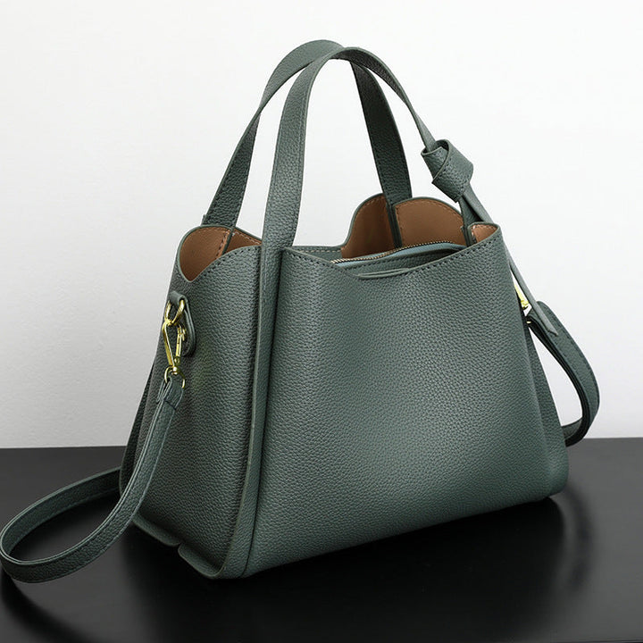 Grüne Lederhandtasche mit Schulterriemen, elegantes Design, Damenmode Accessoire.