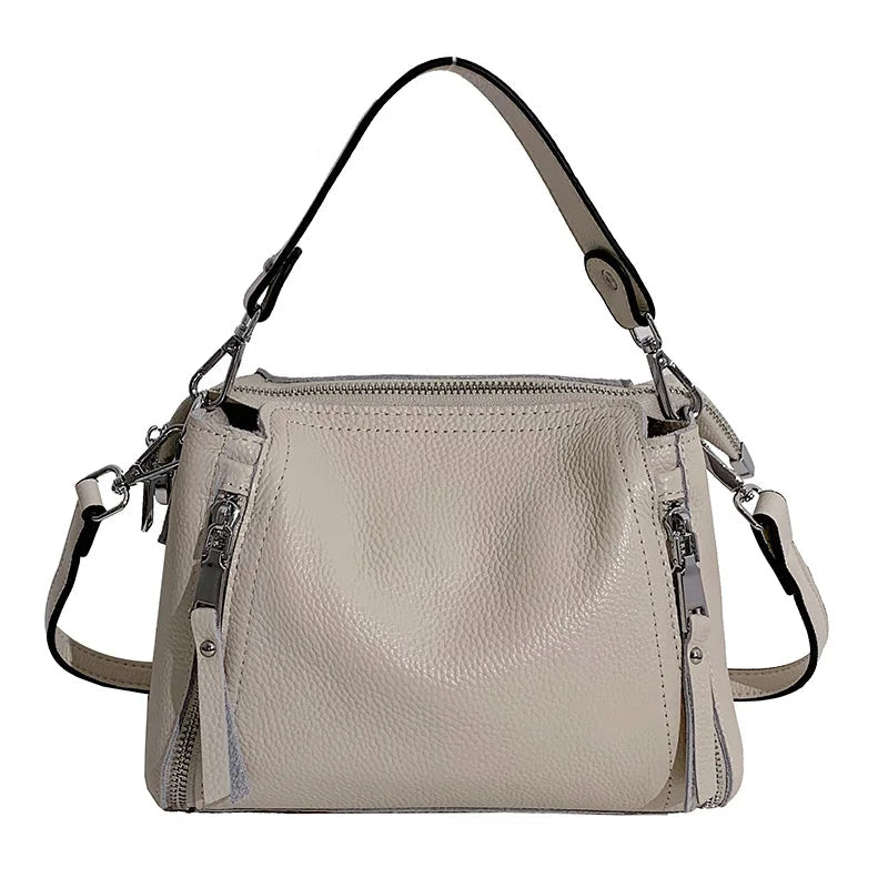 Beige Lederhandtasche mit Reißverschlüssen, Damenmode, elegantes Design, Schulterriemen.