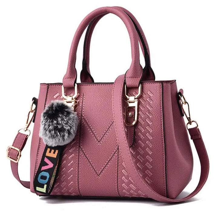 Rosa Damenhandtasche mit LOVE-Schlüsselanhänger, Kunstleder, elegant, modisch, Schulterriemen.
