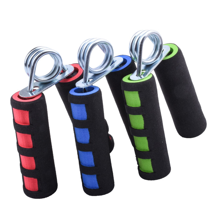 Vier Handtrainer mit Schaumstoffgriff, Farben: Rot, Blau, Grün, Schwarz, Fitnessgerät.