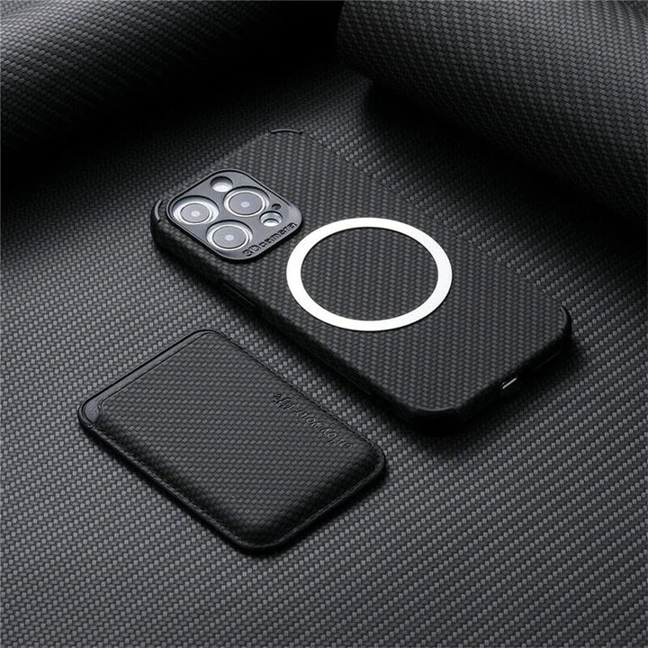 Schwarze Karbonfaser-Handyhülle mit MagSafe für iPhone, stilvolles Design, robustes Material.