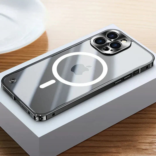 iPhone 13 Pro Hülle, transparent, MagSafe-kompatibel, auf Holztisch, modernes Design