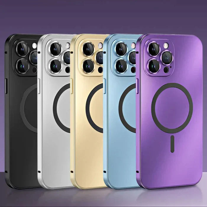 Fünf bunte iPhone-Hüllen mit MagSafe, schwarz, silber, gold, blau, lila, auf lila Hintergrund.