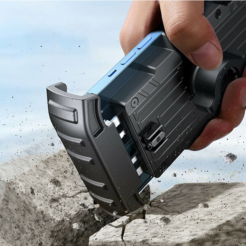 Robustes schwarzes Handygehäuse, stoßfest, Outdoor-Schutz, in Hand gehalten.