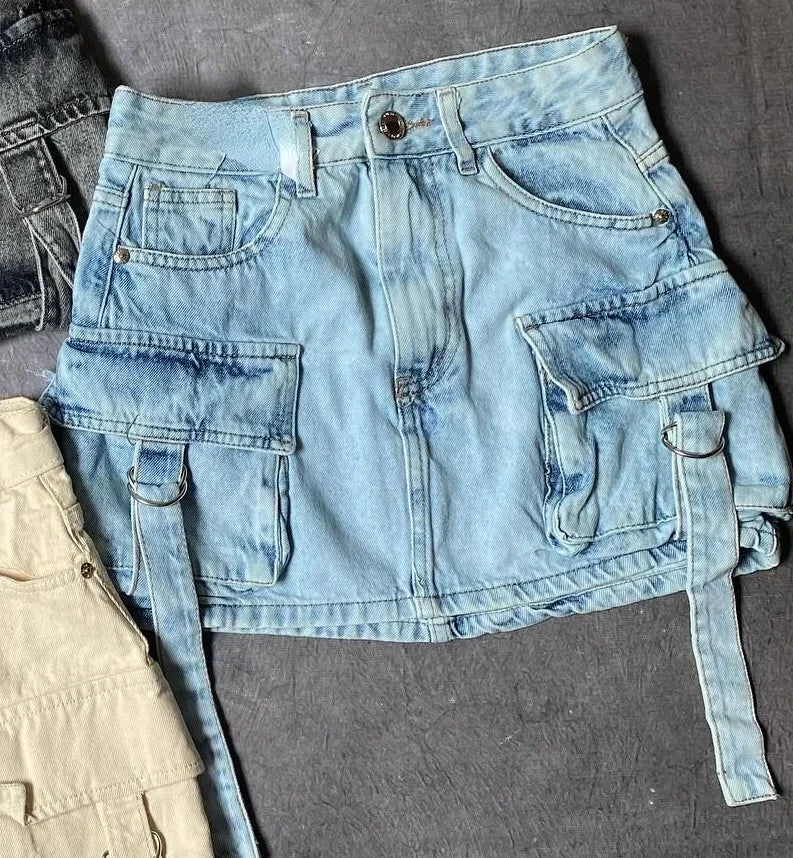 Hellblaue Denim-Minirock mit mehreren Taschen, A-Linie, Y2K-Stil, Harajuku-Mode.
