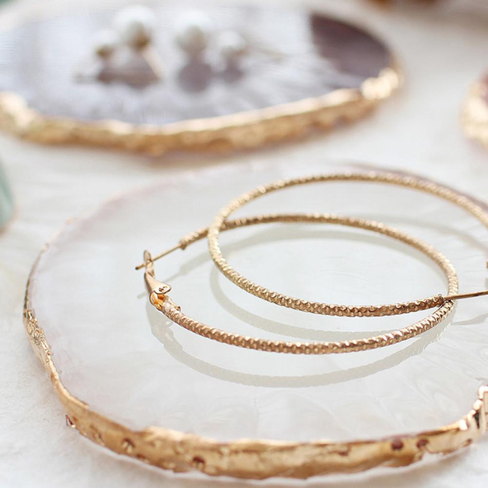 Goldene Harz-Schmuckplatte mit Ohrringen, dekorativer Organizer für Halsketten und Ringe.