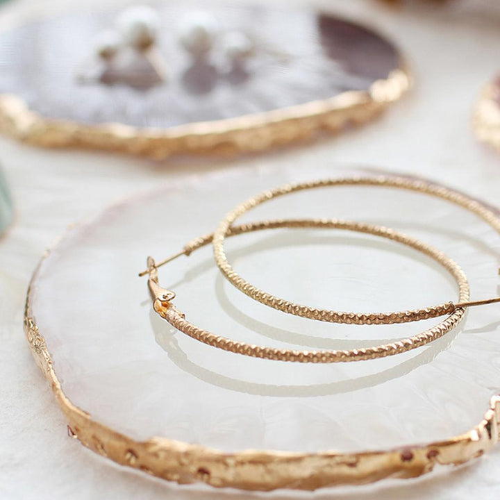 Goldene Harz-Schmuckplatte mit Ohrringen, dekorativer Organizer für Halsketten und Ringe.