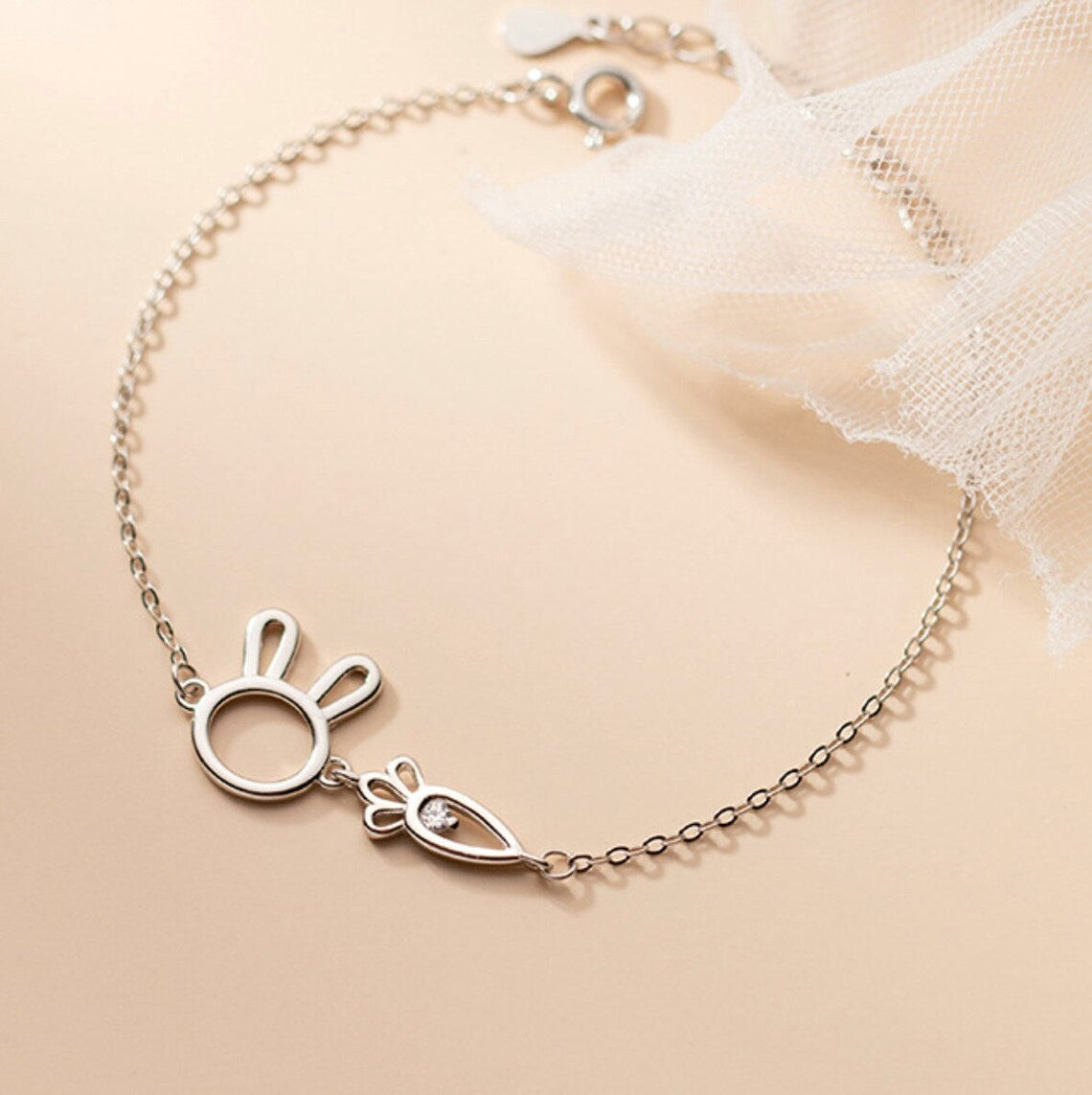 Silberarmband mit Hasen- und Karottenanhänger, zartes Design, Damen-Schmuck, Geschenkidee.