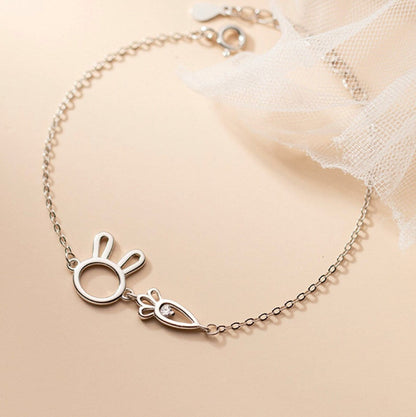 Silberarmband mit Hasen- und Karottenanhänger, zartes Design, Damen-Schmuck, Geschenkidee.