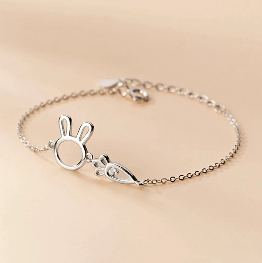 Silberarmband mit Hasen- und Karottenanhänger, zierlich, modisch, Damen-Schmuck.