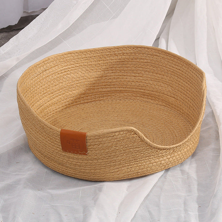 Handgewebtes Bambus-Haustierbett, rund, beige, mit erhöhtem Rand, ideal für Katzen und kleine Hunde.