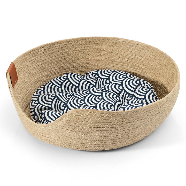 Handgefertigtes Bambus-Haustierbett mit blau-weißem Kissen, rundes Design, umweltfreundlich.