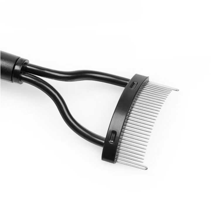 Schwarzer Haustierkamm mit Metallzinken, ergonomischer Griff, ideal für Fellpflege.