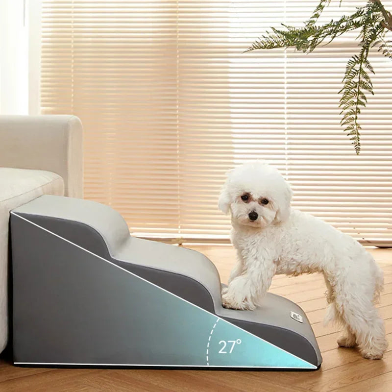 Graue Hundetreppe mit 27° Neigung, ideal für kleine Hunde, neben Sofa, weißer Pudel.