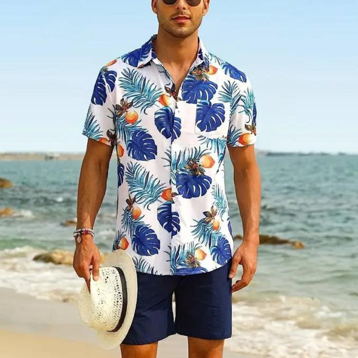 Mann im weißen Hawaiihemd mit tropischem Muster am Strand, Sommermode, Freizeitkleidung.