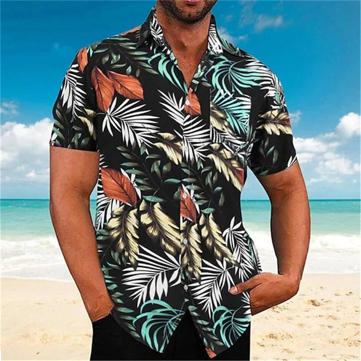 Mann im tropischen Kurzarmhemd am Strand, schwarz mit buntem Blattmuster, Sommermode.