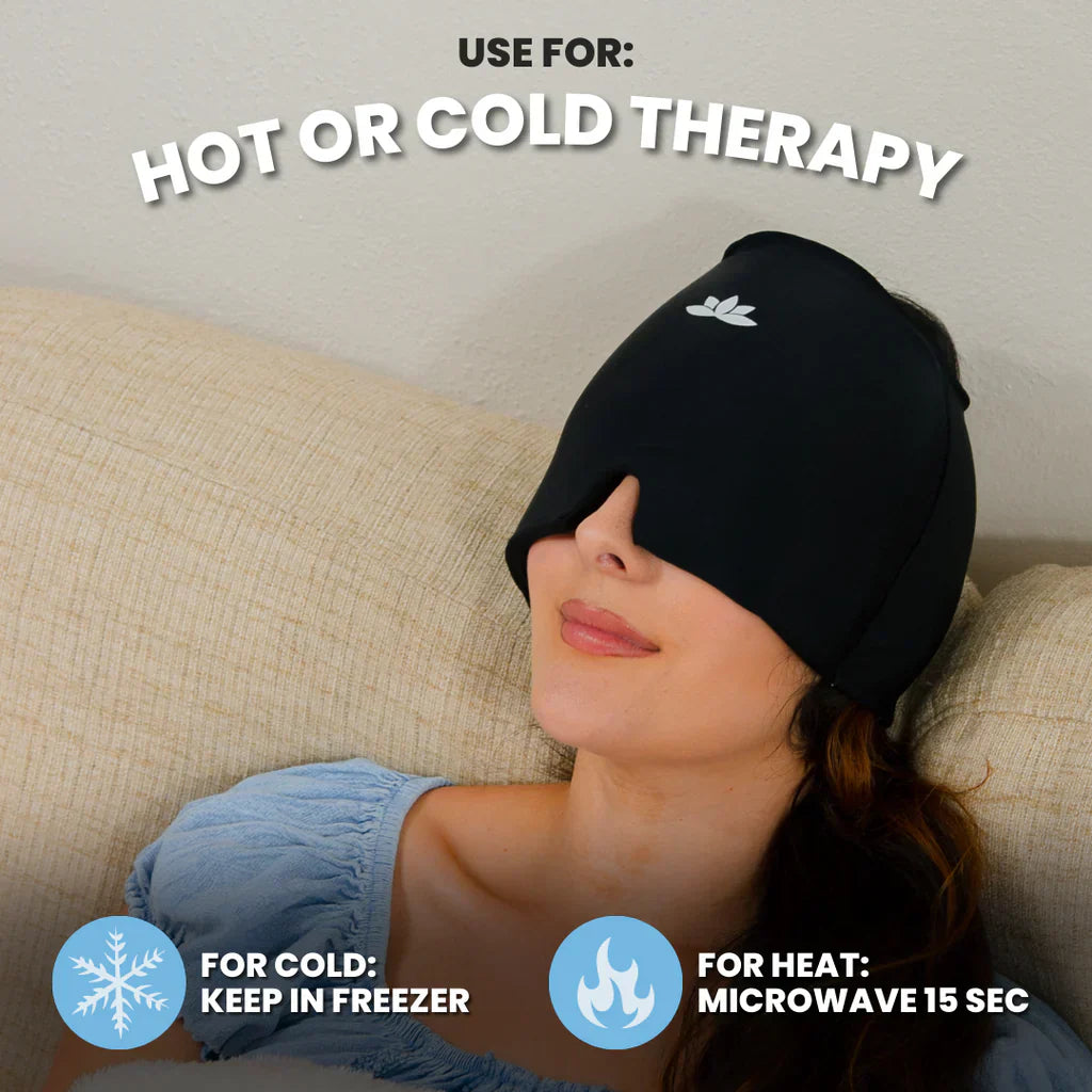 Frau mit schwarzer Augenmaske für Wärme- und Kältetherapie, entspannend auf Sofa.
