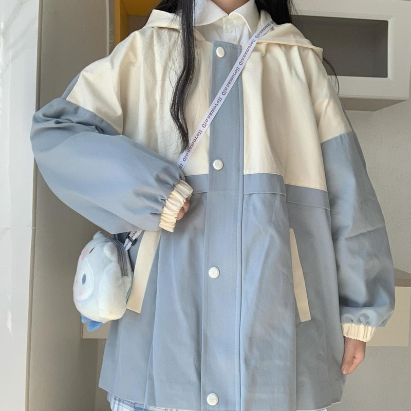 Damenjacke zweifarbig, blau-beige, mit Kapuze, Knöpfen und Plüschaccessoire, modisch, lässig.