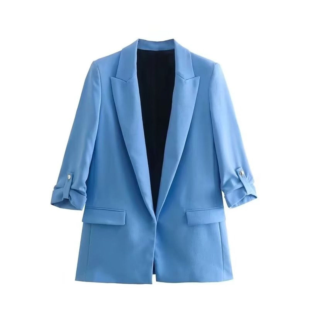 Hellblauer Damenblazer mit Dreiviertelärmeln, elegantes Design, modische Damenbekleidung.
