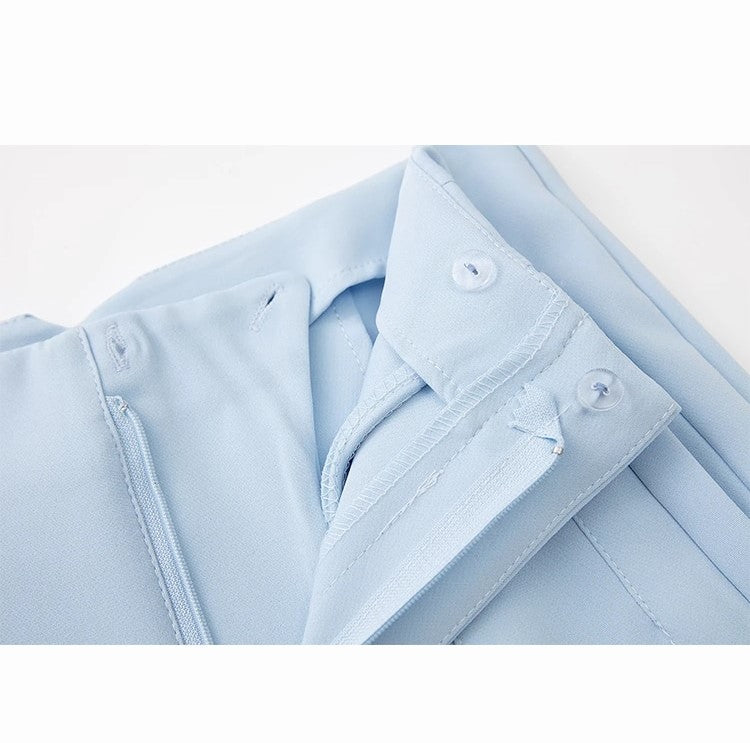 Hellblaue Damenbluse aus Baumwolle mit Knopfleiste und Kragen, elegant und modisch.