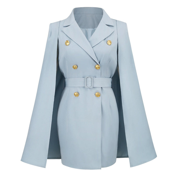 Hellblauer Damen-Cape-Blazer mit goldenen Knöpfen und Gürtel, elegantes Design.