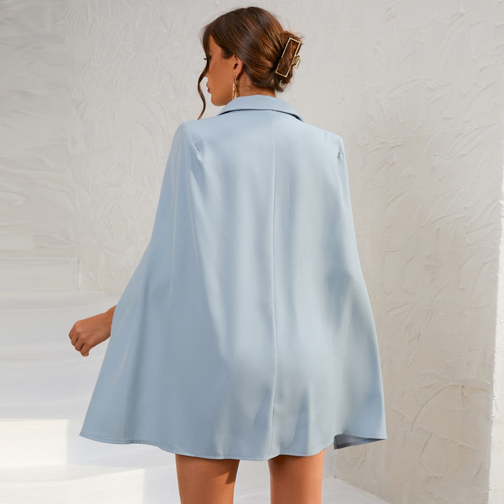 Frau in hellblauem Cape-Blazer, elegantes Design, modische Damenbekleidung, Rückansicht.