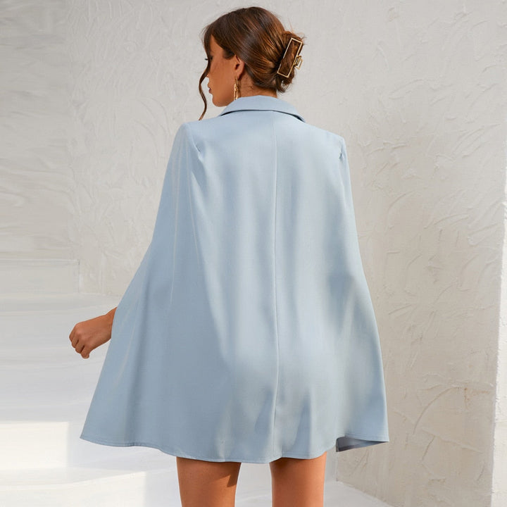 Frau in hellblauem Cape-Blazer, elegantes Design, modische Damenbekleidung, Rückansicht.
