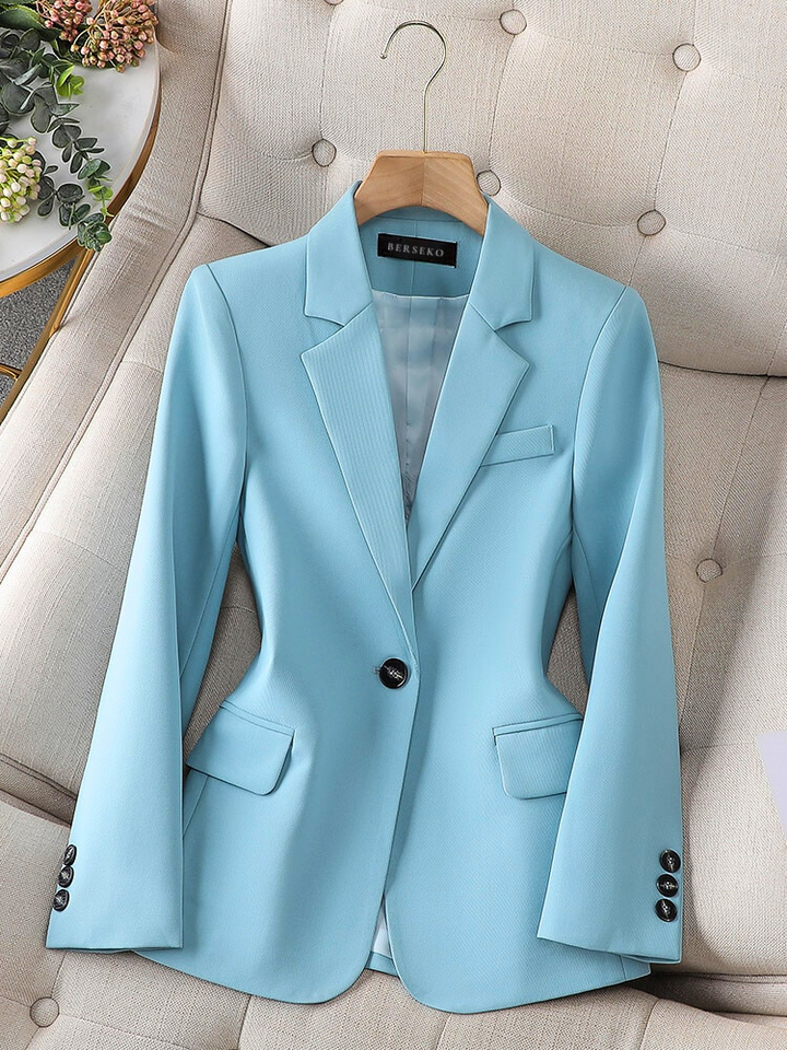 Hellblauer Damenblazer, elegantes Design, Ein-Knopf-Verschluss, ideal für Business-Outfits.