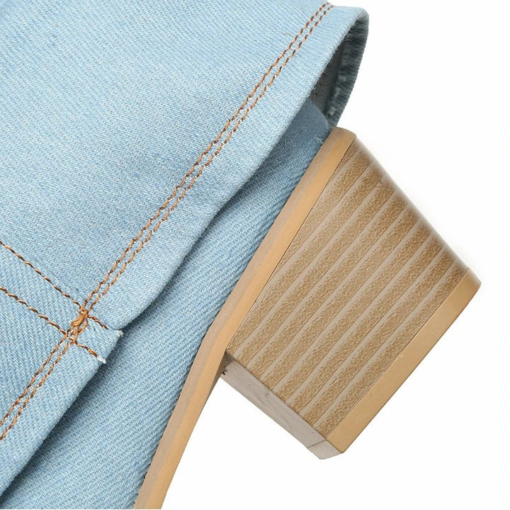 Hellblauer Jeansstoff mit braunem Blockabsatz, Detailansicht, modische Damenstiefel.