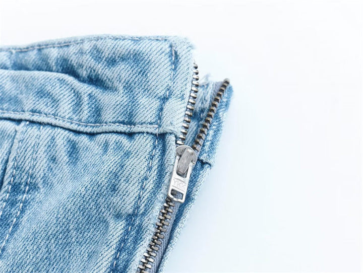 Hellblaue Jeans mit Reißverschluss, Denim-Stoff, Nahaufnahme, modische Bekleidung.