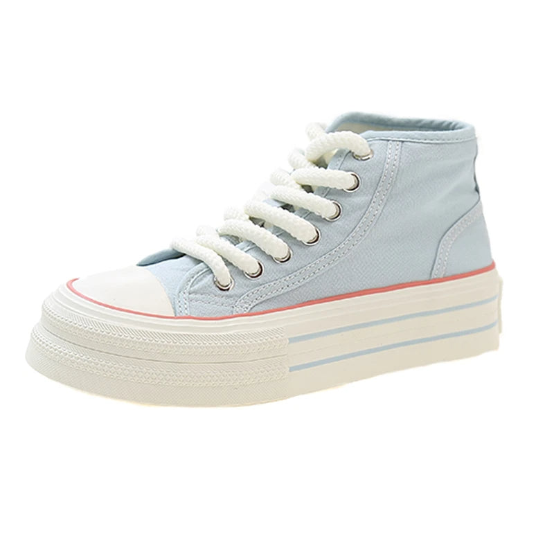 Hellblauer High-Top-Sneaker mit Plateau, weiße Schnürsenkel, Canvas-Material, modisch.