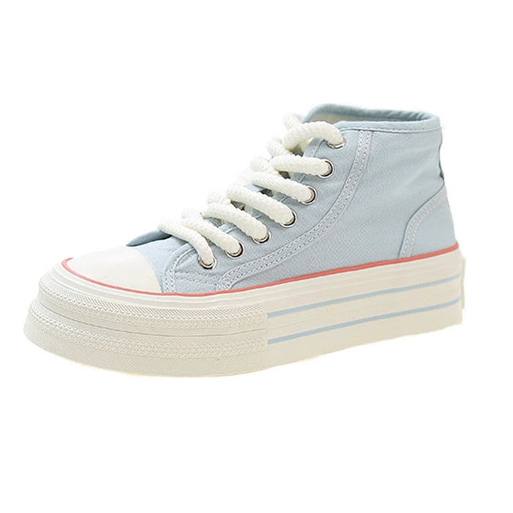 Hellblauer High-Top-Sneaker mit Plateau, weiße Schnürsenkel, Canvas-Material, modisch.