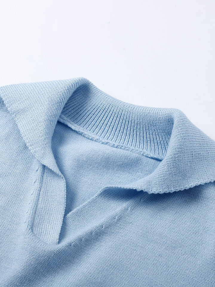 Hellblauer Strickpullover mit V-Ausschnitt und Kragen, weiches Material, modisch und bequem.