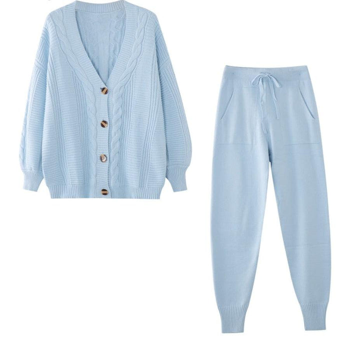 Hellblaues Strick-Set, Damen-Cardigan und Jogginghose, gemütlich, modisch, Herbstkleidung.