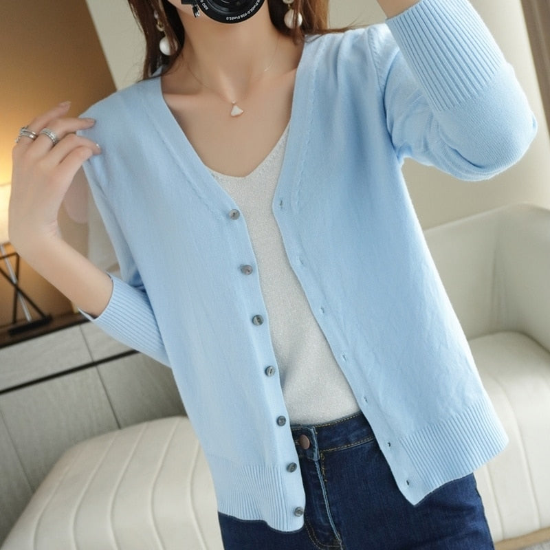 Damen Strickjacke hellblau, V-Ausschnitt, Knopfleiste, Baumwolle, modisch, elegant, Freizeitkleidung.
