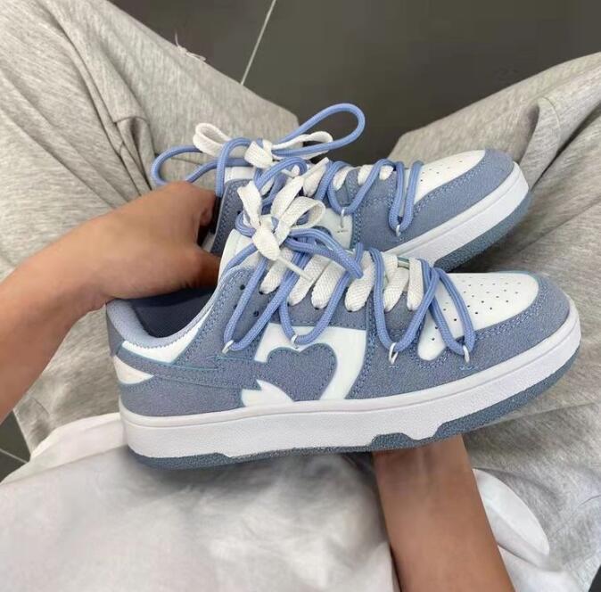 Hellblaue und weiße Sneaker mit Herzdesign, Freizeitschuhe, modisch, bequem.