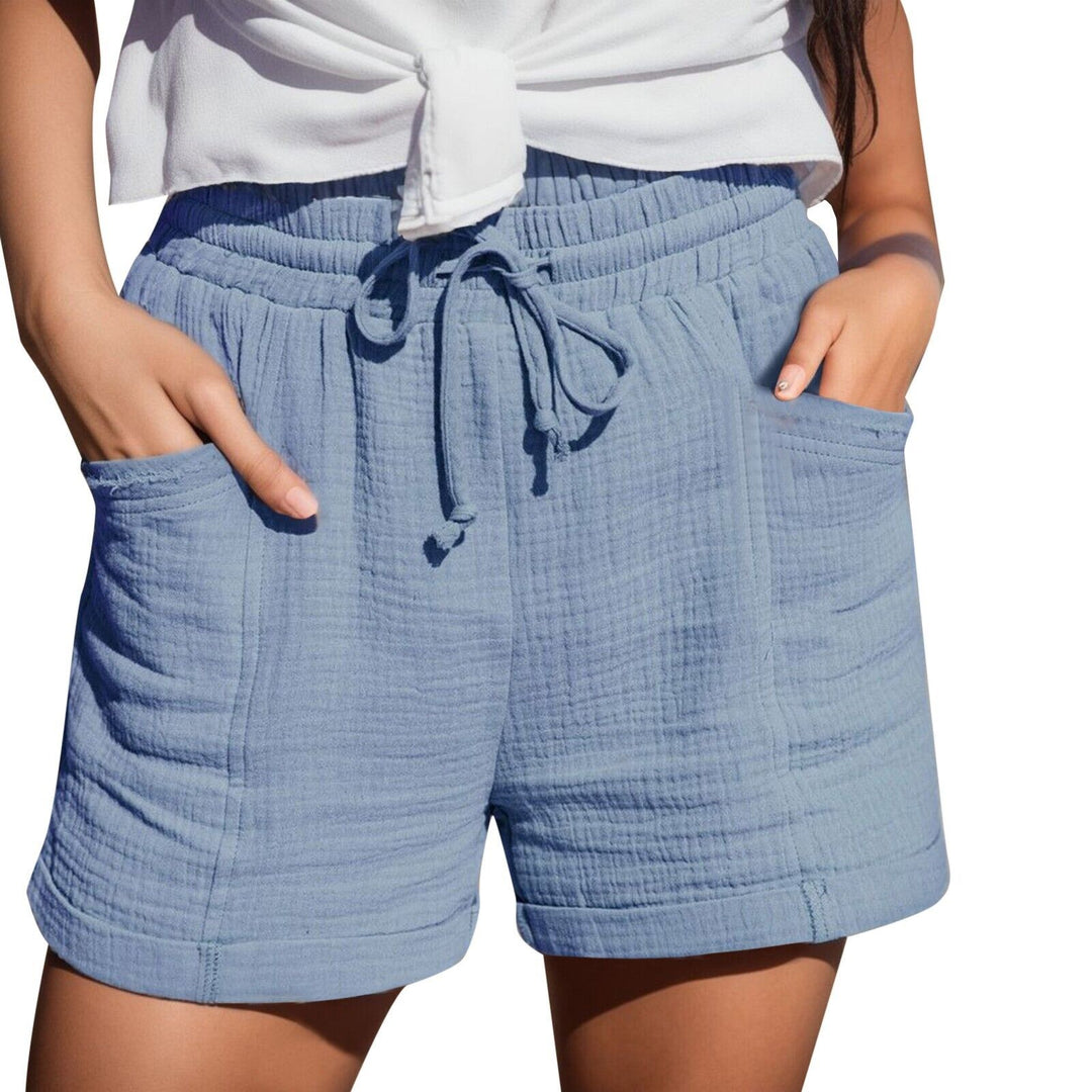 Frau in blauen Baumwollshorts mit Taschen und Kordelzug, Sommermode, Freizeitkleidung.