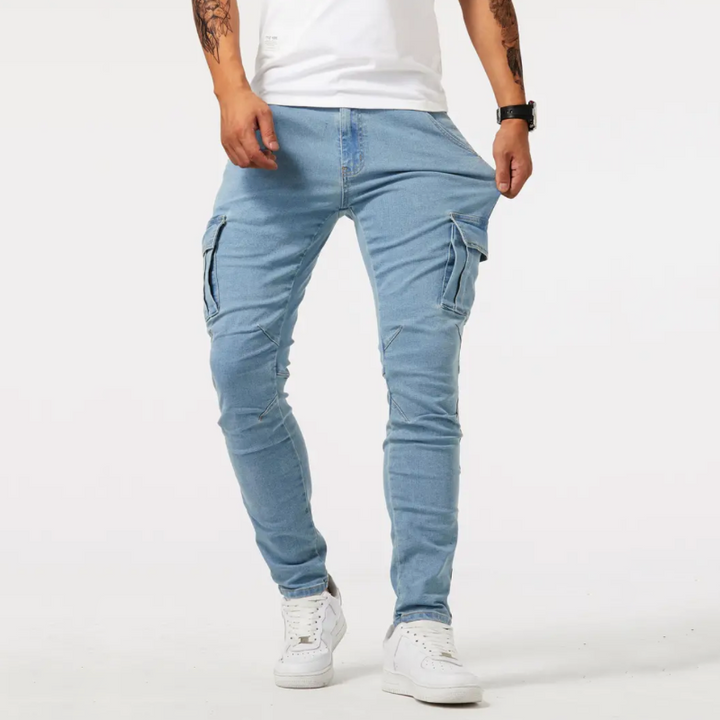 Mann in hellblauer Cargo-Jeans und weißen Sneakers, lässiger Stil, modische Herrenbekleidung.
