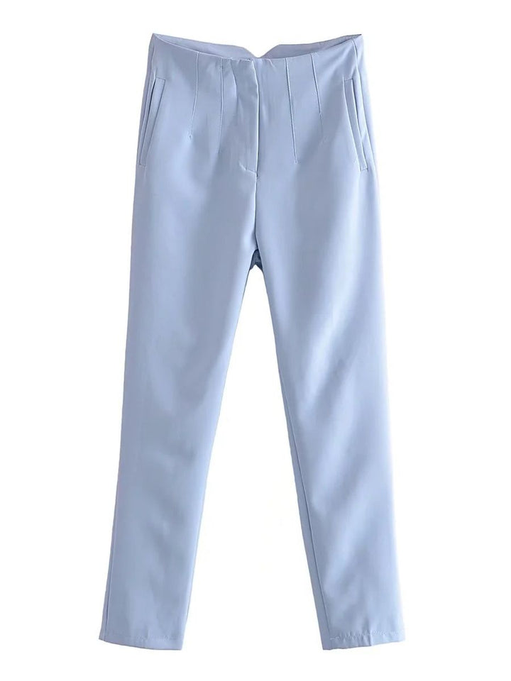 Hellblaue Damenhose, schmal geschnitten, mit Taschen, elegantes Design, aus Baumwollmischung.