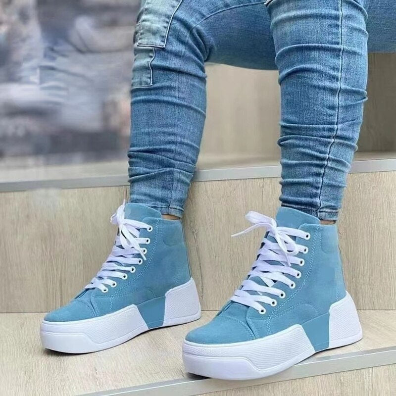 Blaue High-Top-Sneaker aus Wildleder mit weißer Sohle und Schnürsenkeln, modisch, lässig.