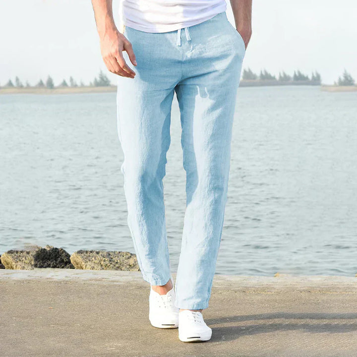 Hellblaue Leinenhose für Herren am Strand, lässig, bequem, ideal für Sommermode.