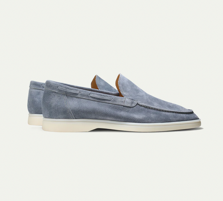 Blaue Wildleder-Loafers für Herren, stilvoll und bequem, mit weißer Sohle.