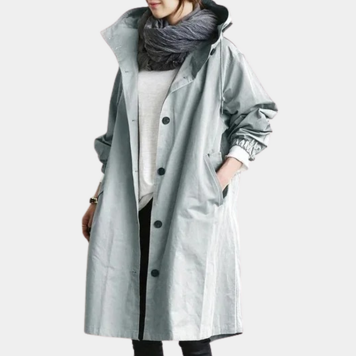 Damenmantel hellblau, lang, mit Kapuze, Knöpfen, Taschen, modisch, Herbstmode.