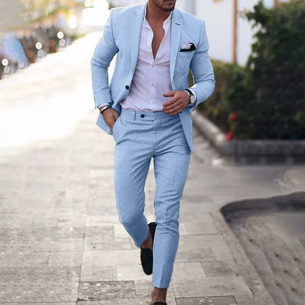Eleganter Herrenanzug in Hellblau, Blazer und Hose, ideal für formelle Anlässe.